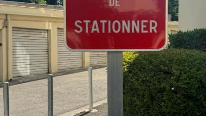 Installation de panneaux signalétiques par EJ SERVICES à Marseille